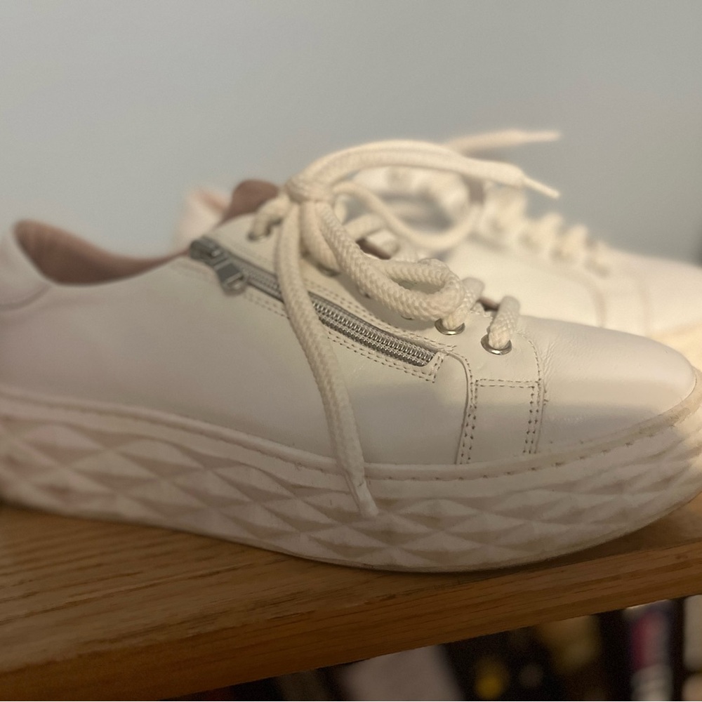 Sole Bliss almost brand new white women’s sneakers!